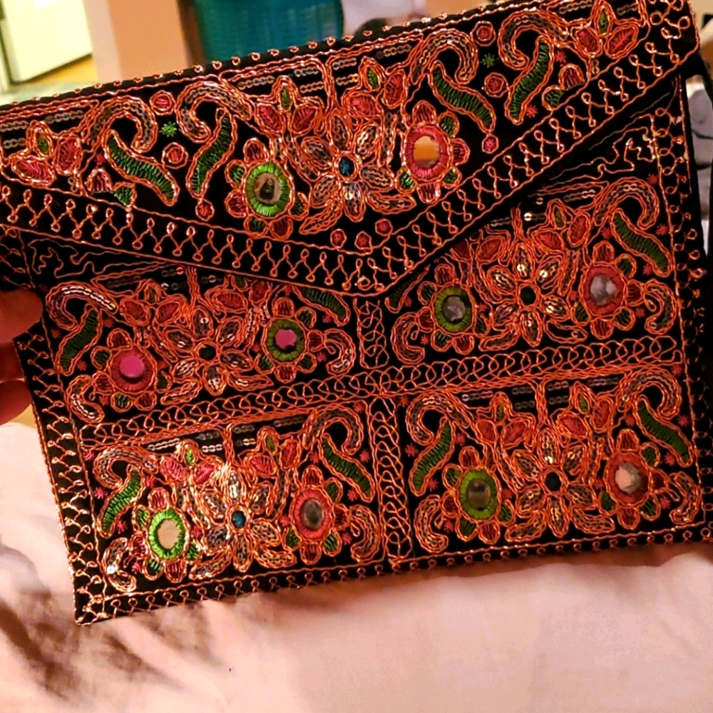 Rich and elegant embroidered purse